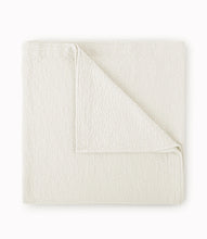 Load image into Gallery viewer, Mia Matelassé Coverlet Full/Queen Pearl