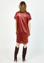 Load image into Gallery viewer, Hilton Hollis Textured Satin Dress Sangria